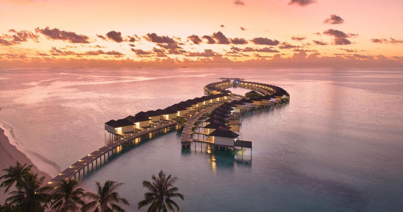 Kandima Maldives Kudahuvadhoo 외부 사진 The resort at sunset