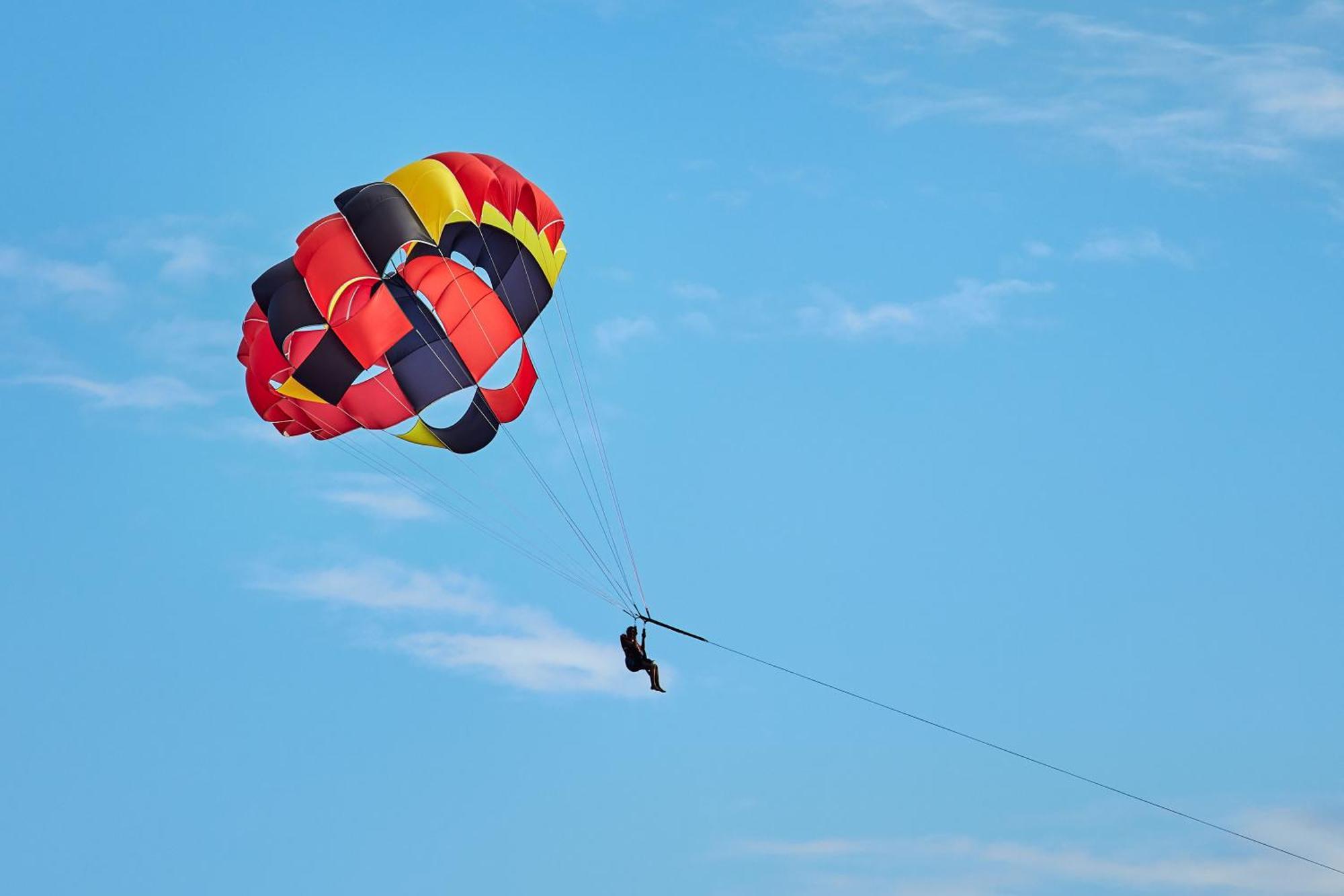 Kandima Maldives Kudahuvadhoo 외부 사진 Parasailing in Pattaya, Thailand