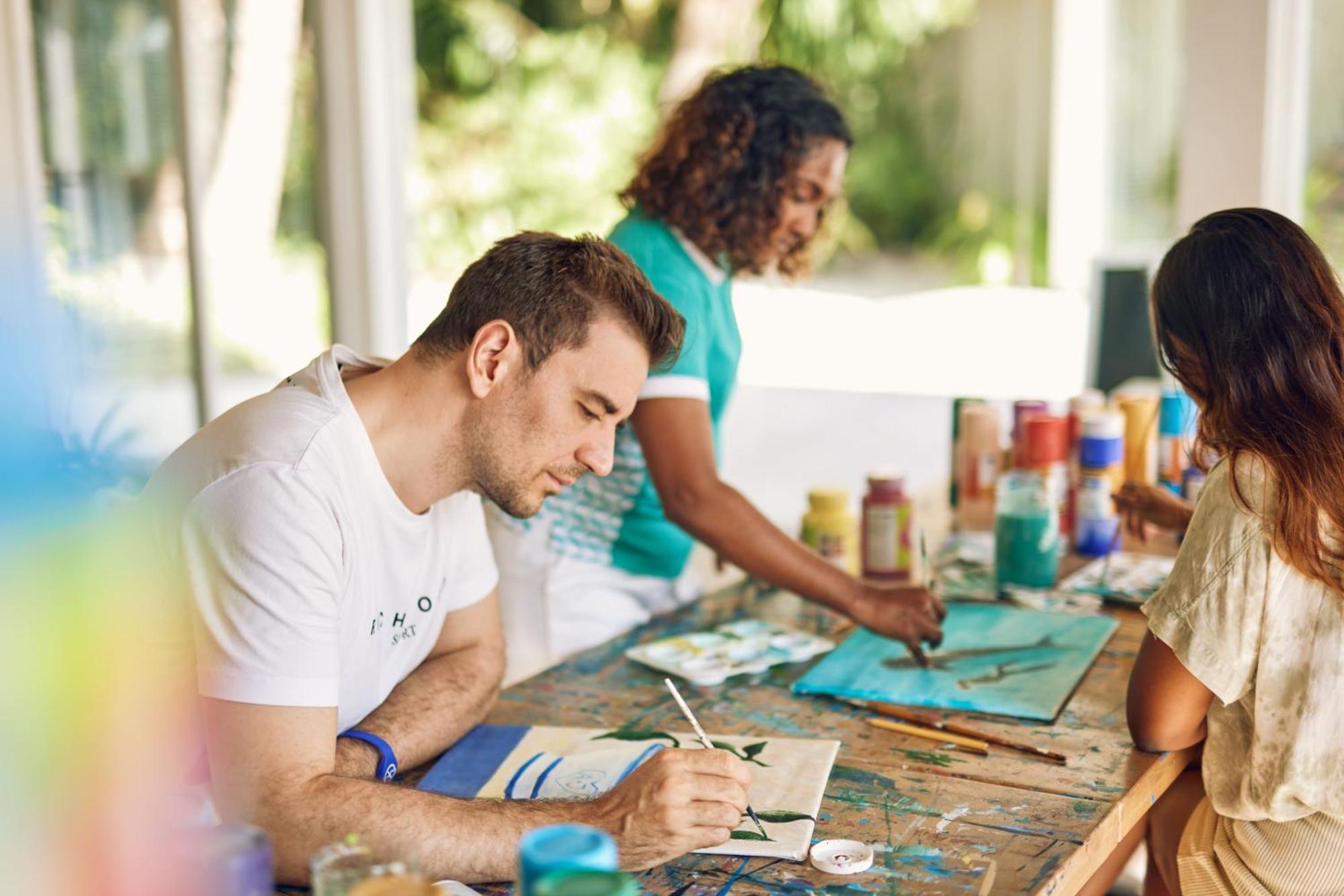 Kandima Maldives Kudahuvadhoo 외부 사진 Students working on a project at the University of Roehampton